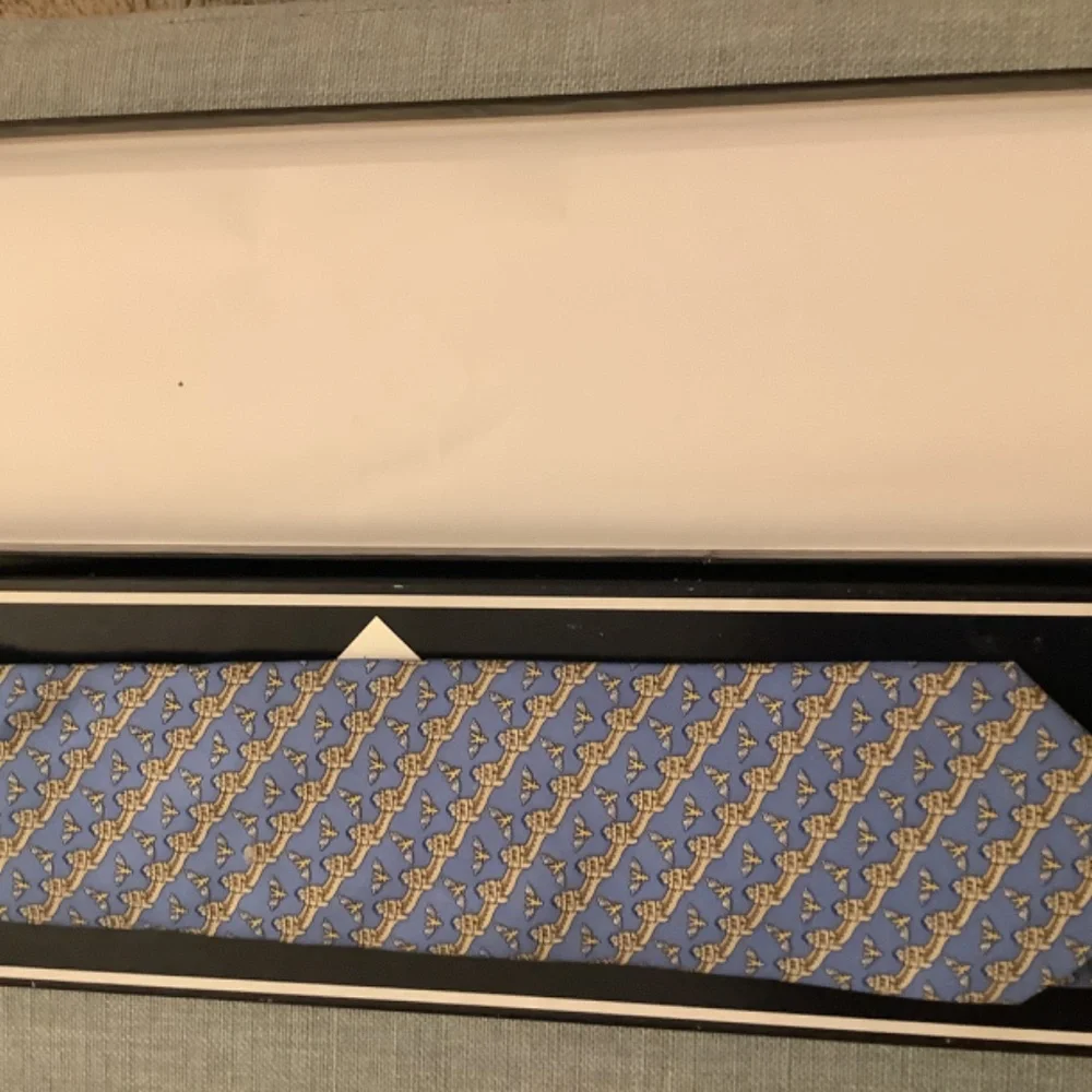 Vineyard Vines Van Eck Finance Necktie Great Wall of China Yuan Wings Blue - Picture 3 of 3